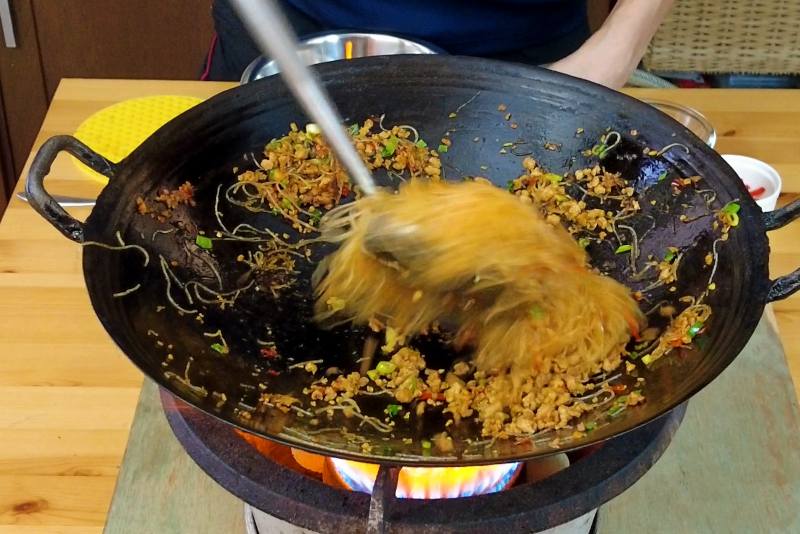 prepare ants clibing a tree with wok over high heat