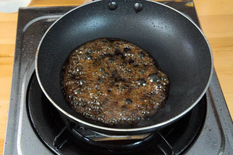prepare the caramel to deepen the color o the hong shao rou