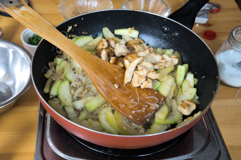 Return the chicken pieces to the pan to combine with the fussy melon