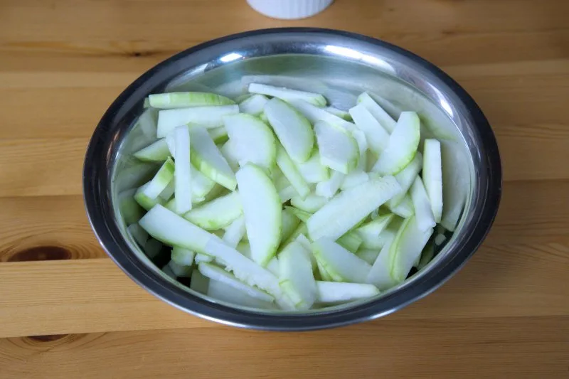 Cut the fasting melon into bite size
