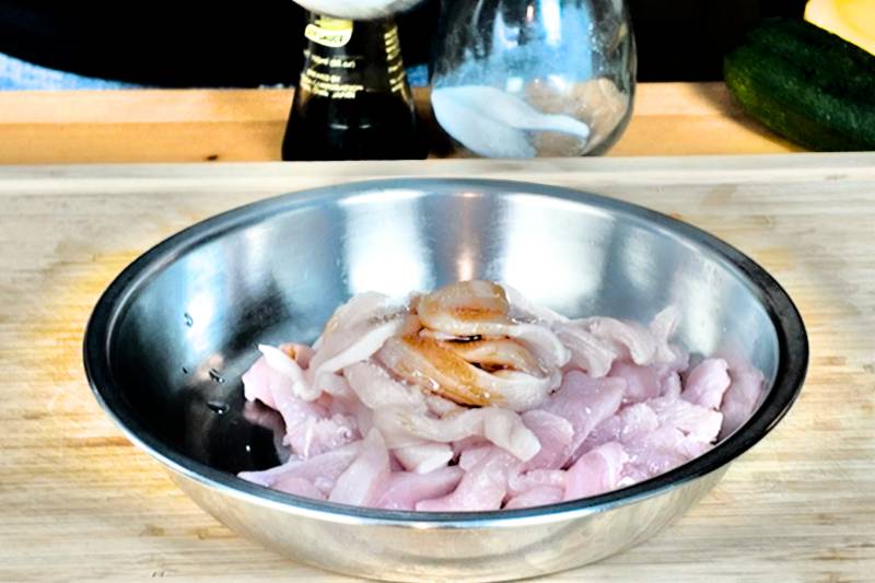 Marinate meatwith a combination of ingredients that tenderize the meat and enhance its flavor is an important step in stir frying, since the cooking process is very quick.
